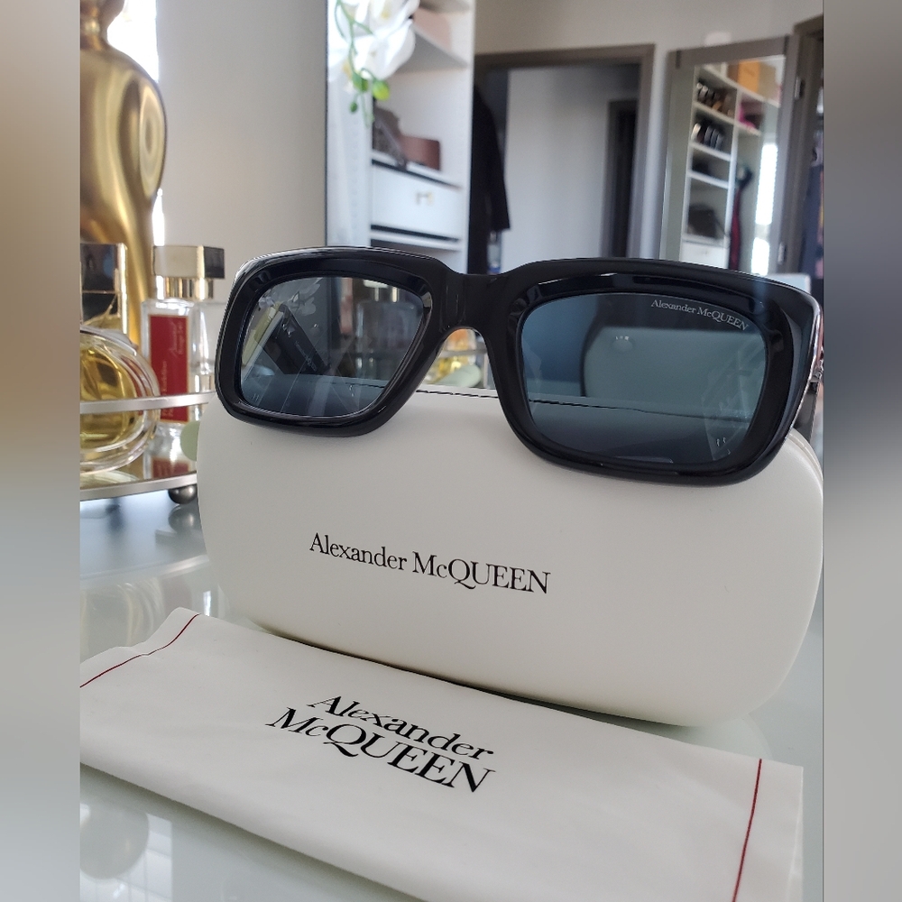 Alexander McQueen Black Sunglasses 100% Authentic Like New - Picture 4 of 10